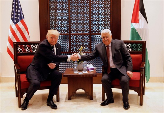 Donald Trump pi setkání s Mahmúdem Abbásem v Betlém