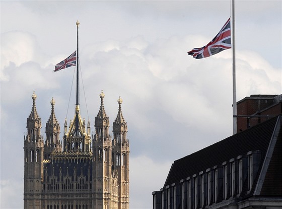 Vlajka nad britským parlamentem visí na pl erdi jako pieta za obti teroristického útoku v Manchesteru