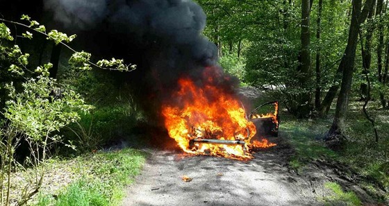 Požár zničil auto v Hruškové u Sokolova.