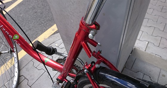 Několik kol využívaných Plzeňany pomocí bike-sharingu někdo úmyslně poškodil.