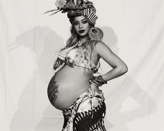 Beyoncé si na oslavě svých očekávaných dvojčat nechala na břicho henou...
