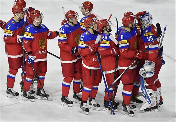 Hráči Ruska slaví zisk bronzových medailí po výhře nad Finskem.