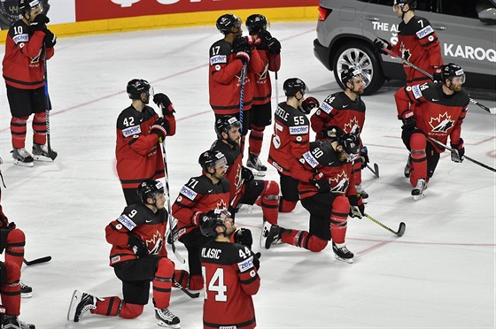 Hokejisté Kanady smutní po prohraném finále se védskem.