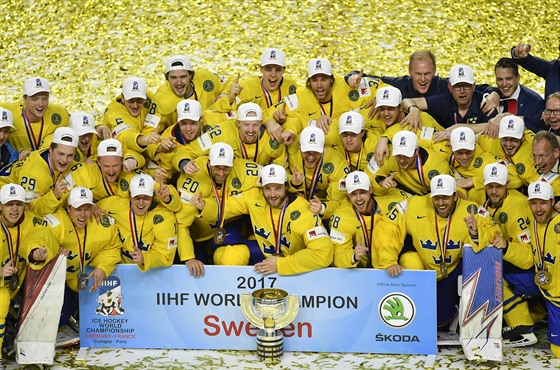 Švédští hráči pózují s pohárem pro mistry světa pro rok 2017.