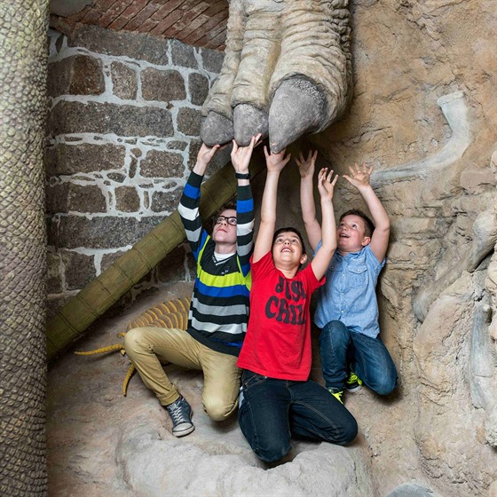 Ve science parku iQlandia najdou děti stropem probořenou dinosauří nohu, která...