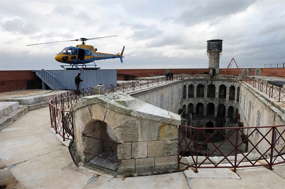 Pevnost Boyard je přístupná pouze lodí nebo vrtulníkem.