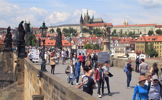 Turisté na Karlov most v Praze