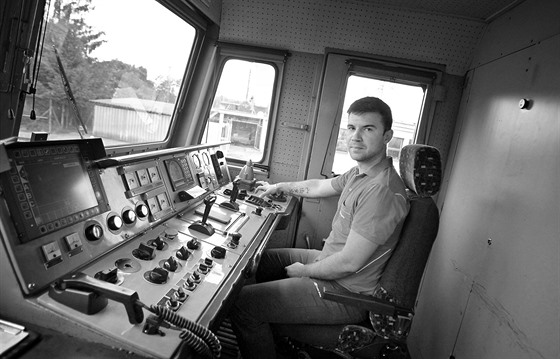 Ľuboš Kocifaj v kabině lokomotivy řady 362 z 80. let, která patří mezi jeho...