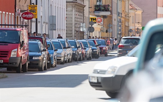 V Jírovcov ulici v eských Budjovicích bude od záí parkovací zóna.
