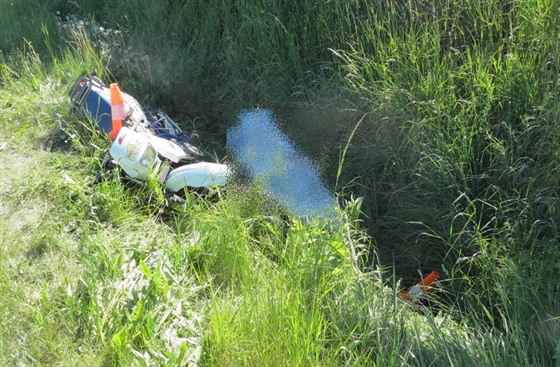 Mrtvého motorkáe objevil lovk, který místem projídl.