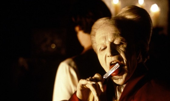 Dracula ve filmu Francise Forda Coppoly z roku 1992 s Gary Oldmanem v hlavní...