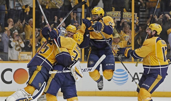 Hokejisté Nashvillu slaví postup do finále Stanley Cupu.