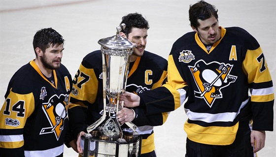 Chris Kunitz, Sidney Crosby a Jevgenij Malkin (zleva) z Pittsburghu s trofej...