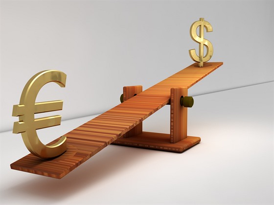 Euro si oproti dolaru od loského listopadu pipsalo 7 procent.