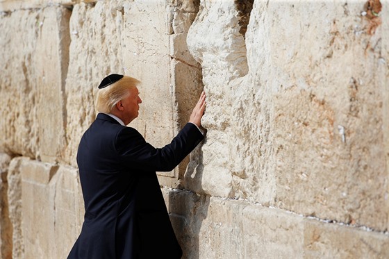 Americký prezident Donald Trump u Zdi nářků v Jeruzalémě (22. května 2017).