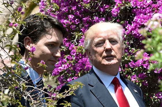 Kanadský premiér Justin Trudeau s americkým prezidentem Donaldem Trumpem na...