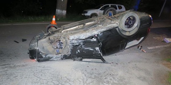 Opilý mladý řidič dostal s autem smyk a narazil do betonového zábradlí. Auto se...
