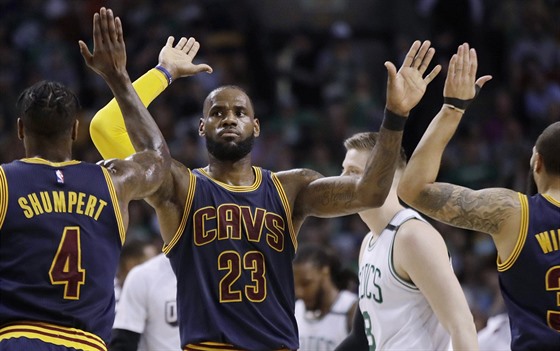 Cleveland v Bostonu dominoval. LeBron James to slaví s Imanem Shumpertem...