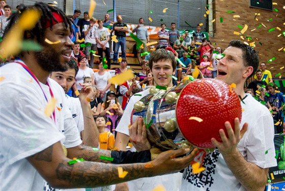 Nymburtí basketbalisté Petr Benda, Martin Peterka a Kenny Hall (zprava) s...