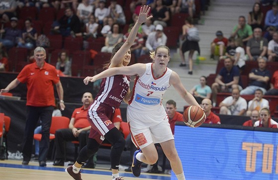 eská basketbalistka Alena Hanuová (vpravo) v duelu s Lotyskem.