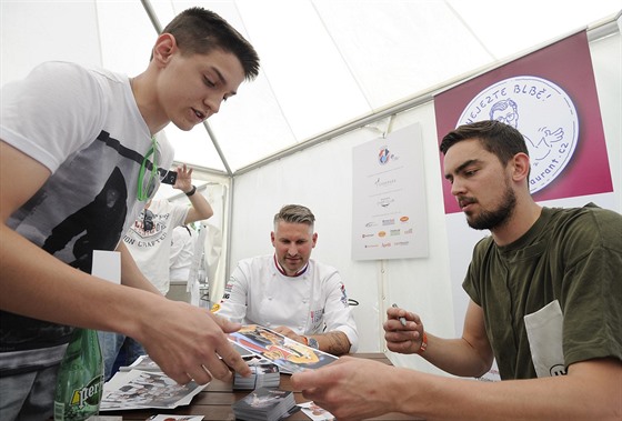 eská basketbalová hvzda Tomá Satoranský se bhem Prague Food Festival na...