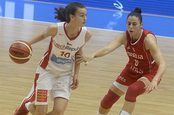 Česká basketbalistka Veronika Voráčková (vlevo) útočí kolem Saši Čadové ze...