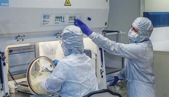 V laboratoři onkologického pavilonu fakultní nemocnice připravují sedm dní v...