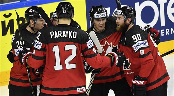 Kanadští hokejisté slaví gól v semifinále mistrovství světa proti Rusku.