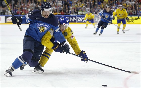 Jonas Brodin ze védska (vpravo) a Juhamatti Aaltonen z Finska v souboji v...