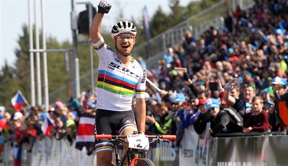 Nino Schurter slaví, archivní foto