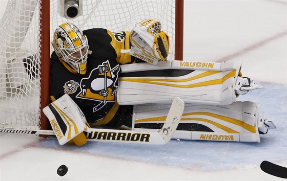 Gólman Matt Murray z Pittsburghu zasahuje v utkání proti Ottaw.