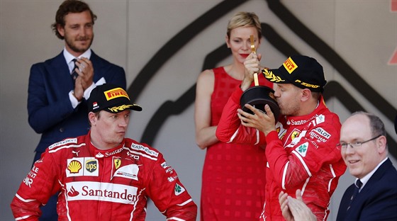 MLASK. Sebastian Vettel líbá trofej pro vítze Velké ceny Monaka.