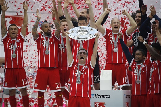 LOUENÍ NA ÚROVNI. Kapitán Bayernu Phillip Lahm zvedá trofej pro vítze nmecké...