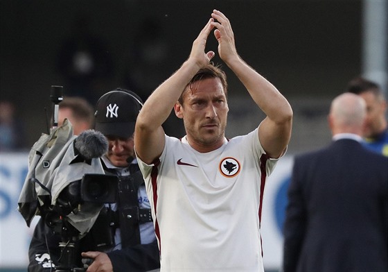 ímská legenda Francesco Totti dkuje fanoukm po utkání ve Veron proti...