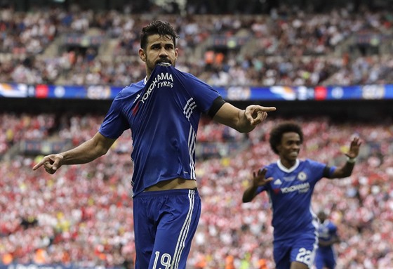 Útoník Chelsea Diego Costa se raduje z vyrovnávací trefy ve finále FA Cupu.