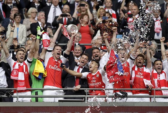 REKORDMANI. Fotbalisté Arsenalu se radují s trofejí pro vítze FA Cupu....