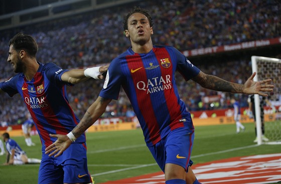 Barcelonský útoník Neymar se raduje z gólu do sít Alavésu ve finále...