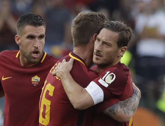 NEJVÁENJÍ GRATULANT. Francesco Totti (vpravo) objímá Daniele De Rossiho,...