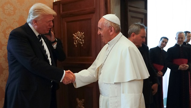 Trump ukázal, jak by vypadal jako papež. V bílém rouchu sedí na zlatém trůnu
