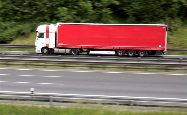 Políčeno na přetížené kamiony. Stát chce nabudit obce, aby dávaly víc pokut