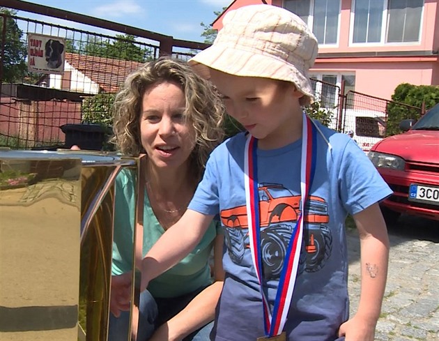 �ty�letý fanou�ek brn�nských hokejist� Dan Seidl s pohárem pro vít�ze extraligy...