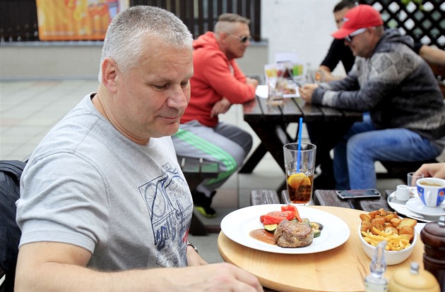 Prchám rád a prchám stále. Omilostněný Kajínek ukázal ve videu návrat na Mírov