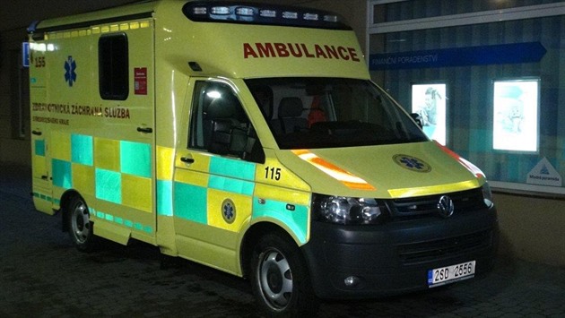 Šest lidí včetně dětí se přiotrávilo plynem a jsou v nemocnici, letěl i vrtulník