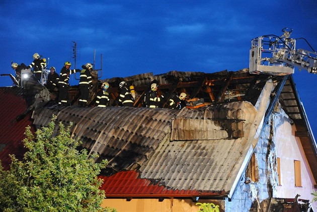 Osm jednotek hasi zasahovala pi poáru rodinného domu v Újezdu nad Lesy...