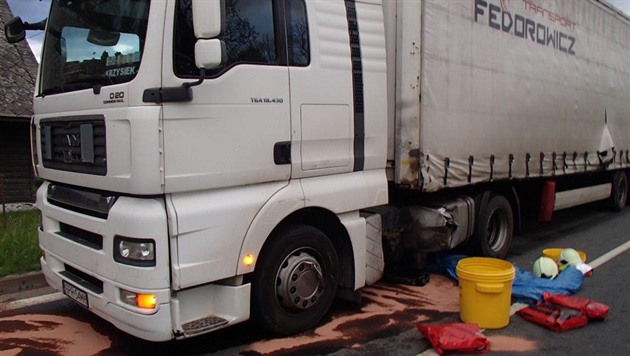 �idi� kamionu se pokusil projet uzav�enou silnicí p�es �ervenohorské sedlo. Pak...