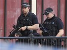 Policisté v ulicích Manchesteru den po teroristickém útoku v místní koncertní...