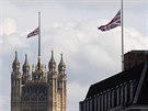 Na Westminsteru po útoku v Manchesteru stáhli vlajky na pl erdi (23. kvtna...