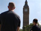 Británie minutou ticha uctila památku 22 obtí teroristického útoku v...