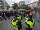Policisté ped koncertem Depeche Mode hlídkují ped stadionem v praském Edenu...