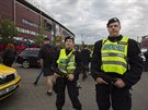 Policisté ped koncertem Depeche Mode hlídkují ped stadionem v praském Edenu...